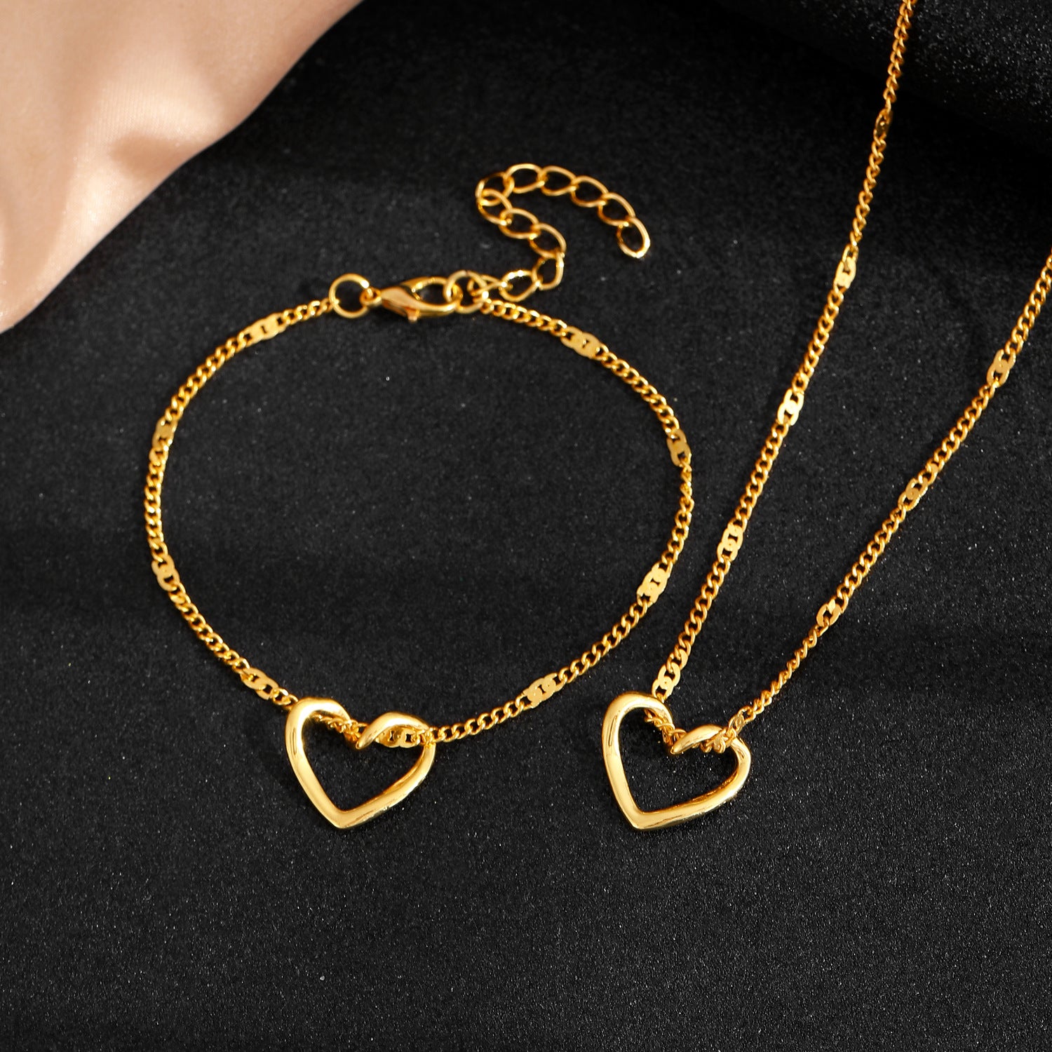 Wholesale women' s hollow heart necklace bracelet